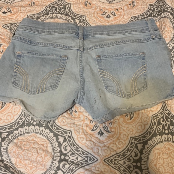 Hollister 5 jean shorts - Picture 3 of 5